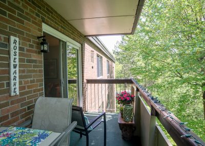 Muskoka Bass Rock Apartment-spacious balcony