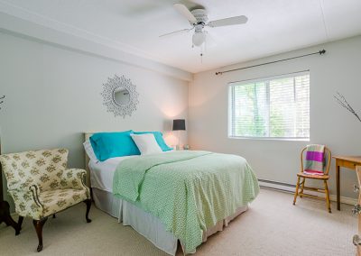 Muskoka Bass Rock Apartment-bright bedroom