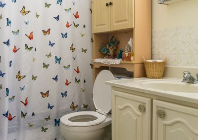 Aubrey Apartment-bathroom