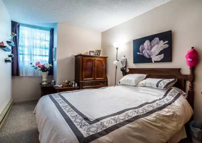 Blake Street Apartment-queen bedroom