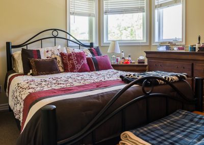 Edgehill Apartment-bright bedroom