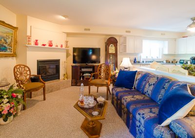 Red Oaks Apartments-spacious living room